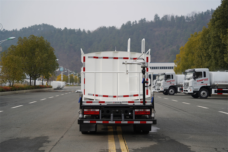 東風(fēng)股份K6藍(lán)牌灑水車 7方（燃油車）